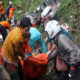 အင်ဒိုနီးရှားနိုင်ငံ အနောက်ဂျာဗားပြည်နယ် Sumedang တွင် မတ် ၁၀ ရက် ညပိုင်းက ဘတ်စ်ကားတစ်စီး ချောက်ထဲ ထိုးကျမှုဖြစ်ပွားပြီးနောက် ကယ်ဆယ်ရေး ဆောင်ရွက်နေစဉ်(ဓာတ်ပုံ-အင်တာနက်)