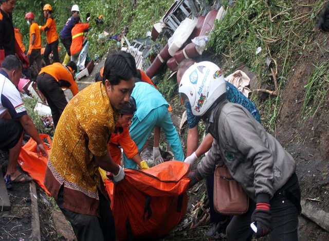 အင်ဒိုနီးရှားနိုင်ငံ အနောက်ဂျာဗားပြည်နယ် Sumedang တွင် မတ် ၁၀ ရက် ညပိုင်းက ဘတ်စ်ကားတစ်စီး ချောက်ထဲ ထိုးကျမှုဖြစ်ပွားပြီးနောက် ကယ်ဆယ်ရေး ဆောင်ရွက်နေစဉ်(ဓာတ်ပုံ-အင်တာနက်)