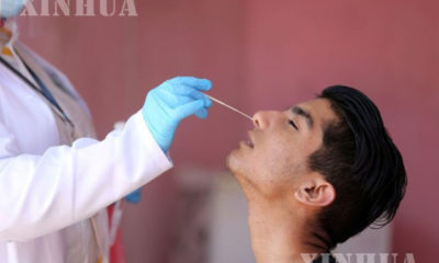 အီရတ်နိုင်ငံ၌ ကျန်းမာရေးဝန်ထမ်းတစ်ဦးက COVID-19 ရောဂါ စစ်ဆေးရန် Swab ရယူနေမှု တစ်ခုအား တွေ့ရစဉ်(ဆင်ဟွာ)