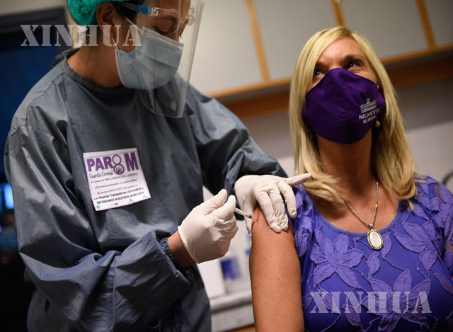ဥရုဂွေးနိုင်ငံ ဆေးရုံတစ်ခု၌ ဒုတိယ သမ္မတ Beatriz Argimon အား ကျန်းမာရေးဝန်ထမ်းတစ်ဦးက တရုတ်နိုင်ငံထုတ် ကာကွယ်ဆေး ထိုးနှံပေးနေစဉ်(ဆင်ဟွာ)