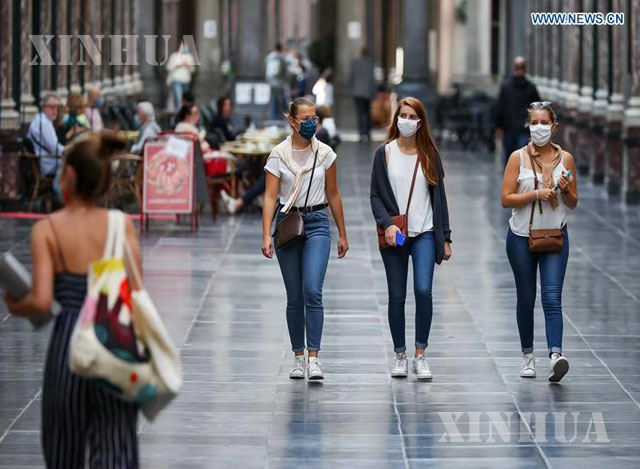 ဘယ်လ်ဂျီယံနိုင်ငံ ဘရပ်ဆဲလ်မြို့ရှိ Saint-Hubert Royal Gallerie shopping လမ်းတွင် နှာခေါင်းစည်းတပ်ဆင်ထားသူများ လမ်းလျှောက်နေသည်ကို တွေ့ရစဉ် (ဆင်ဟွာ)