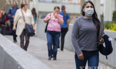 အီကွေဒေါနိုင်ငံ ကွီတိုမြို့ ရှိ ဆေးရုံအနီး၌ နှာခေါင်းစည်းတပ်၍ လမ်းလျှောက်နေသည့် အမျိုးသမီးတစ်ဦးအား တွေ့ရစဉ် (ဆင်ဟွာ)