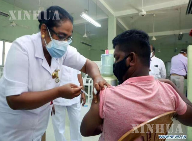 သီရိလင်္ကာနိုင်ငံ ကိုလံဘိုမြို့တွင် အမျိုးသားတစ်ဦး COVID-19 ကာကွယ်ဆေး ထိုးနှံမှုခံယူနေစဉ် (ဆင်ဟွာ)