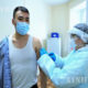 ကာဇက်စတန်နိုင်ငံတွင် မတ်လ ၁၇ ရက်၌ ရဲတပ်ဖွဲ့ဝင်တစ်ဦးအား COVID-19 ရောဂါကာကွယ်ဆေးထိုးနှံပေးနေစဉ် (ဆင်ဟွာ)