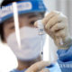 တောင်ကိုရီးယားနိုင်ငံ Goyang-si မြို့တွင် ကျန်းမာရေးဝန်ထမ်းတစ်ဦးက ကိုဗစ်ကာကွယ်ဆေးထိုးနှံရန် ဆောင်ရွက်နေသည်ကို ဖေဖော်ဝါရီ ၂၆ ရက်က တွေ့ရစဉ် (ဆင်ဟွာ)