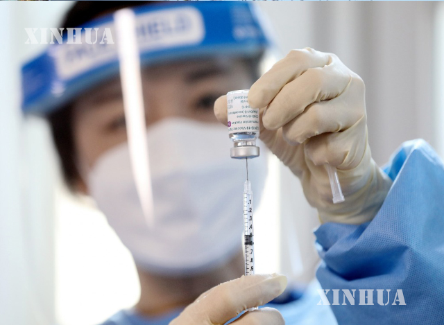 တောင်ကိုရီးယားနိုင်ငံ Goyang-si မြို့တွင် ကျန်းမာရေးဝန်ထမ်းတစ်ဦးက ကိုဗစ်ကာကွယ်ဆေးထိုးနှံရန် ဆောင်ရွက်နေသည်ကို ဖေဖော်ဝါရီ ၂၆ ရက်က တွေ့ရစဉ် (ဆင်ဟွာ)