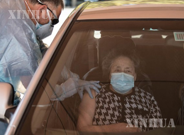 ချီလီနိုင်ငံ၌ သက်ကြီးရွယ်အို အမျိုးသမီး တစ်ဦးအား ကာကွယ်ဆေး ထိုးနှံပေးနေသည်ကို တွေ့ရစဉ်(ဆင်ဟွာ)