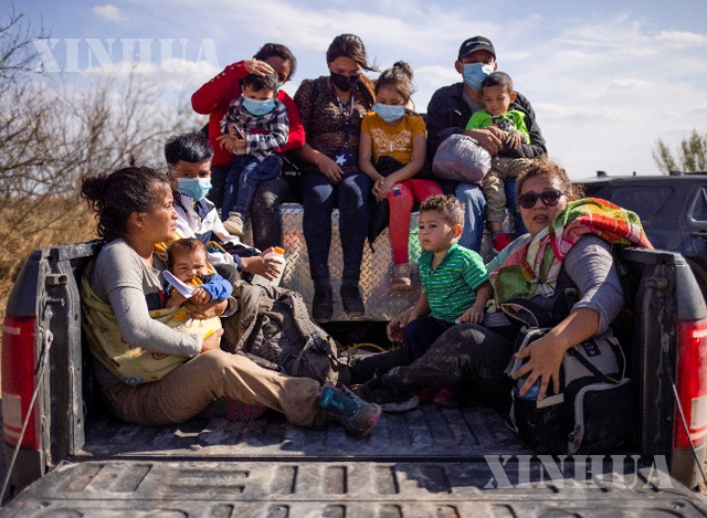 ဟွန်ဒူးရပ်စ်နိုင်ငံ မြောက်ပိုင်း Cofradíaမြို့တွင် ဗဟိုအမေရိက ပြည်သူများက လမ်းမကြီးအတိုင်း မြောက်ဘက်သို့ ဦးတည်သွားလာကြရာ မက္ကဆီကိုမှတစ်ဆင့် အမေရိကန်နိုင်ငံသို့ ဝင်ရောက်နိုင်ကြိုးပမ်းလျက်ရှိသည်ကို ဇန်နဝါရီ ၁၅ ရက်က တွေ့ရစဉ်(ဆင်ဟွာ)