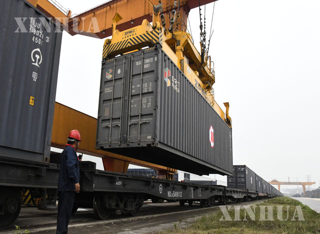 တရုတ်နိုင်ငံ နန်နင်း နိုင်ငံတကာ ကုန်တင်ကုန်ချရထားဘူတာကြီးတွင် သယ်ယူပို့ဆောင်မည့်ကွန်တိန်နာများကို စက်များဖြင့် တရုတ်-ဥရောပရထားပေါ်သို့ တင်ဆောင်ပေးနေသည်ကို မတ် ၁၂ ရက်က တွေ့ရစဉ် (ဆင်ဟွာ)