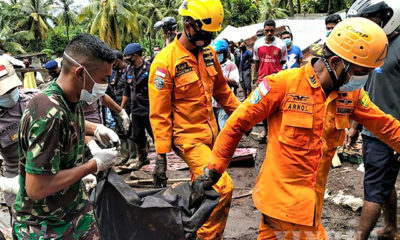 အင်ဒိုနီးရှားနိုင်ငံ Maumere တွင် ဆိုင်ကလုန်မုန်တိုင်းတိုက်ခတ်ပြီးနောက် ကယ်ဆယ်ရေးအဖွဲ့ဝင်များအား ဧပြီ ၆ ရက်ကတွေ့ရစဉ်(ဆင်ဟွာ)