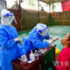 တရုတ်နိုင်ငံ အနောက်တောင်ပိုင်း ယူနန်ပြည်နယ် ရွှေလီမြို့ရှိ ကိုဗစ်စစ်ဆေးသည့် နေရာ တစ်ခုတွင် ကျန်းမာရေးဝန်ထမ်းတစ်ဦးက ဓာတ်ခွဲနမူနာ ရယူနေမှုအား တွေ့ရစဉ်(ဆင်ဟွာ)