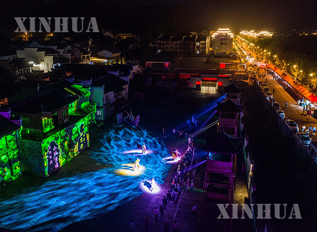 တရုတ်နိုင်ငံ ကျဲ့ကျန်းပြည်နယ် ဟန်ကျိုးမြို့ လျင်းအန်းဒေသ ဟဲချောင်ရှေးဟောင်းမြို့လေး၏ ညအလှမြင်ကွင်းများအား ဧပြီ ၁၇ ရက်က တွေ့ရစဉ် (ဆင်ဟွာ)
