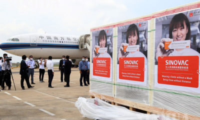 ကမ္ဘောဒီးယားနိုင်ငံရှိ ဖနွမ်းပင်အပြည်ပြည်ဆိုင်ရာ လေဆိပ်သို့ ဧပြီ ၁၇ ရက်တွင် ရောက်ရှိလာသော Sinovac COVID-19 ကာကွယ်ဆေး သေတ္တာများအား တွေ့ရစဉ် (ဆင်ဟွာ)