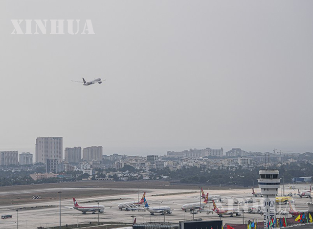 ရုတ်နိုင်ငံတောင်ပိုင်း ဟိုင်နန်ပြည်နယ် Sanya မြို့ရှိ Sanya Phoenix အပြည်ပြည်ဆိုင်ရာလေဆိပ်၌ လေယာဉ်တစ်စင်း ပျံတက်နေစဉ် (ဆင်ဟွာ)