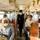 ဘင်္ဂလားဒေ့ရှ်နိုင်ငံ ဒါကာမြို့၌ ဘတ်စ်ကားတစ်စီးပေါ်တွင် နှာခေါင်းစည်း တပ်ဆင်စီးနင်းမှုများအား တာဝန်ရှိသူတစ်ဦးက လိုက်လံ ကြည့်ရှုစစ်ဆေးနေစဉ်(ဆင်ဟွာ)