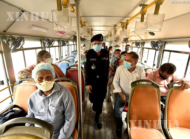 ဘင်္ဂလားဒေ့ရှ်နိုင်ငံ ဒါကာမြို့၌ ဘတ်စ်ကားတစ်စီးပေါ်တွင် နှာခေါင်းစည်း တပ်ဆင်စီးနင်းမှုများအား တာဝန်ရှိသူတစ်ဦးက လိုက်လံ ကြည့်ရှုစစ်ဆေးနေစဉ်(ဆင်ဟွာ)