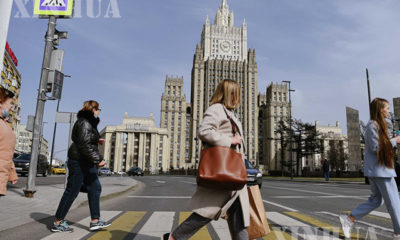 မော်စကိုမြို့ရှိ ရုရှားနိုင်ငံခြားရေးဝန်ကြီးဌာနရုံးချုပ်ရှေ့တွင် ဧပြီ ၁၆ ရက်က ပြည်သူများ ဖြတ်သန်းသွားလာနေစဉ်(ဆင်ဟွာ)