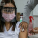 ဖိလစ်ပိုင်နိုင်ငံတွင် အမျိုးသမီးတစ်ဦး ကာကွယ်ဆေးထိုးနှံမှု ခံယူနေစဉ်(ဆင်ဟွာ)