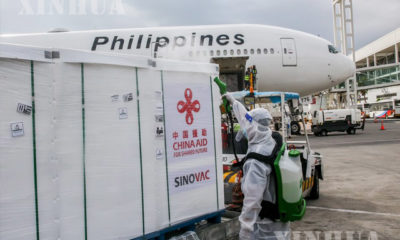 ဖိလစ်ပိုင်နိုင်ငံ မနီလာမြို့တွင် တရုတ်နိုင်ငံမှ လှူဒါန်းထားသော Sinovac ကာကွယ်ဆေး ဒုတိယအသုတ် ရောက်ရှိလာသည်ကို မတ် ၂၄ ရက်က တွေ့ရစဉ် (ဆင်ဟွာ)