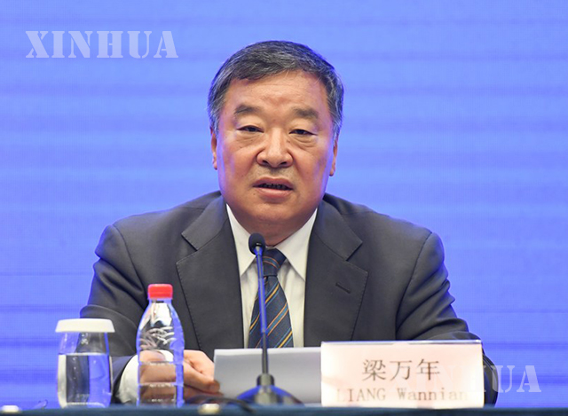 တရုတ်နိုင်ငံ အလယ်ပိုင်း ဟူပေပြည်နယ် ဝူဟန့်မြို့တွင် WHO-တရုတ် ပူးတွဲလေ့လာရေး သတင်းစာရှင်းလင်းပွဲ၌ WHO-တရုတ် ပူးတွဲလေ့လာရေးအဖွဲ့ အဖွဲ့ဝင် Liang Wannian အား တွေ့ရစဉ် (ဆင်ဟွာ)