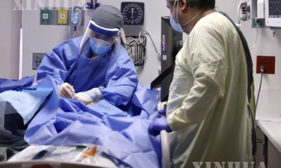 အမေရိကန်နိုင်ငံ ကယ်လီဖိုးနီးယားပြည်နယ် ဆေးရုံတစ်ရုံရှိ အထူးကြပ်မတ်ကုသဆောင်တွင် လုပ်ကိုင်နေကြသော ကျန်းမာရေးဝန်ထမ်းများအား တွေ့ရစဉ်(ဆင်ဟွာ)