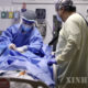အမေရိကန်နိုင်ငံ ကယ်လီဖိုးနီးယားပြည်နယ် ဆေးရုံတစ်ရုံရှိ အထူးကြပ်မတ်ကုသဆောင်တွင် လုပ်ကိုင်နေကြသော ကျန်းမာရေးဝန်ထမ်းများအား တွေ့ရစဉ်(ဆင်ဟွာ)