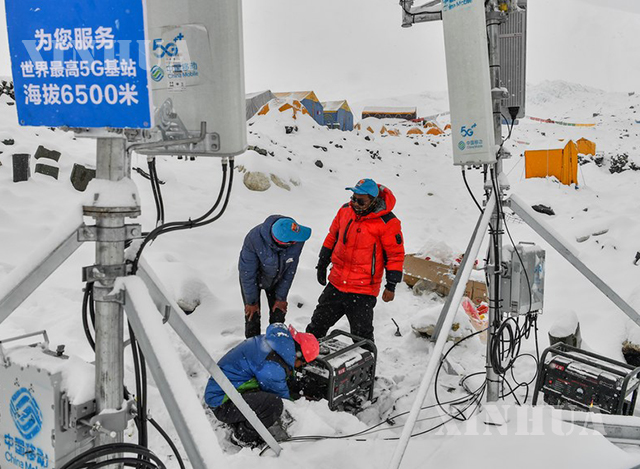 တရုတ်နိုင်ငံ တိဗက် ကိုယ်ပိုင်အုပ်ချုပ်ခွင့်ရဒေသရှိ ချိုမိုလန်းမားတောင် ရှေ့တန်းစခန်း အမြင့် ၆,၅၀၀ မီတာတွင် 5G အခြေစိုက်စခန်း အချက်ပြစနစ်ကို စမ်းသပ်နေကြစဉ် (ဆင်ဟွာ)