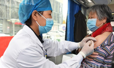 တရုတ်နိုင်ငံ ပေကျင်းမြို့၌ ကျန်းမာရေးဝန်ထမ်းတစ်ဦးက ရွေ့လျားကာကွယ်ဆေးထိုးယာဉ်ဖြင့် ကာကွယ်ဆေး လိုက်လံထိုးပေးနေသည်ကိုတွေ့ရစဉ်(ဆင်ဟွာ)