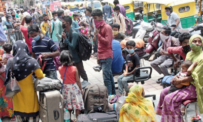 အိန္ဒိယနိုင်ငံ၌ ရွှေ့ပြောင်းအလုပ်သမားများ နှင့် ၎င်းတို့၏ မိသားစုဝင်များက ခရီးသွားလာရန် ကားလက်မှတ်စောင့်ဆိုင်းနေသည်ကို ဧပြီ ၁၅ ရက်က တွေ့ရစဉ်(ဆင်ဟွာ)