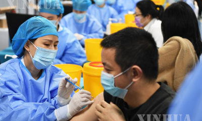 တရုတ်နိုင်ငံ အနောက်တောင်ပိုင်း ချုံချင့်မြို့ ကျန့်ပေခရိုင်ရှိ ကာကွယ်ဆေးထိုးနှံပေးသော ယာယီနေရာတွင် COVID-19 ကာကွယ်ဆေးထိုးနှံနေသူများကို တွေ့ရစဉ် (ဆင်ဟွာ)