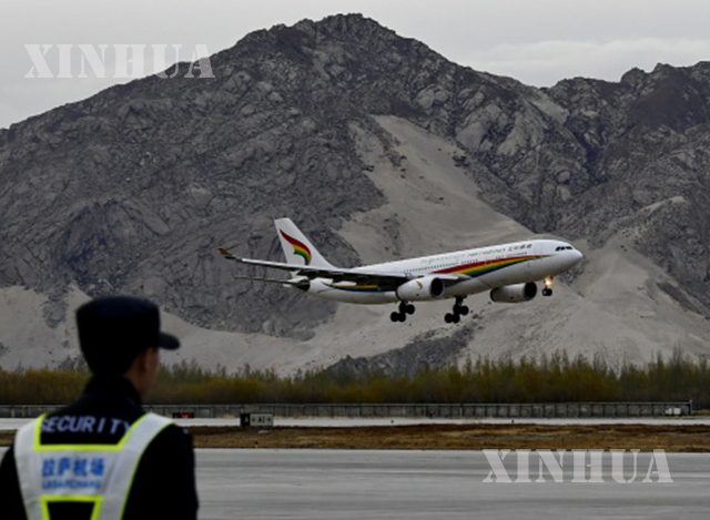တရုတ်နိုင်ငံ အနောက်တောင်ပိုင်း တိဘက်ကိုယ်ပိုင်အုပ်ချုပ်ခွင့်ရဒေသ Lhasa မြို့ရှိ Gonggar လေဆိပ်သို့ တရုတ်နိုင်ငံ အရှေ့ပိုင်း ကျိနန်မြို့မှ လေယာဉ်တစ်စင်း ပျံသန်းလာစဉ်(ဆင်ဟွာ)