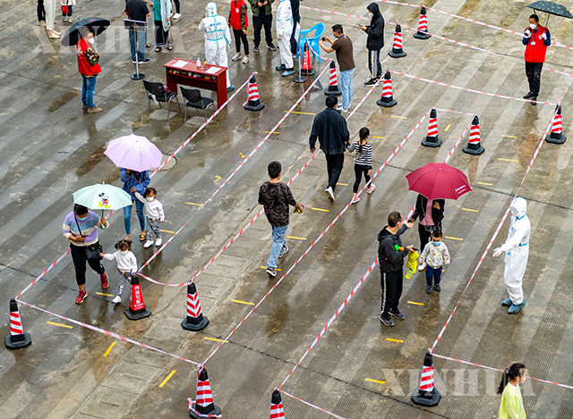 တရုတ်နိုင်ငံ ယူနန်ပြည်နယ် ရွှေလီမြို့တွင် nucleic acid ဆေးစစ်မှုခံယူရန် တန်းစီစောင့်ဆိုင်းနေသော မြို့နေပြည်သူများအား ဧပြီ ၆ ရက်က တွေ့ရစဉ် (ဆင်ဟွာ)