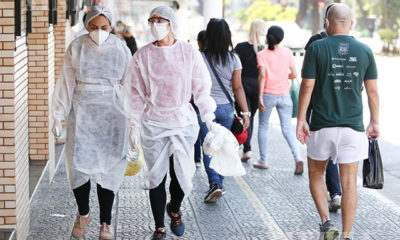 ၂၀၂၀ပြည့်နှစ်၊ သြဂုတ် ၁၂ ရက်က ဘရာဇီးနိုင်ငံ ဆောပိုလိုမြို့ရှိ လမ်းပေါ်တွင် အကာအကွယ်ဝတ်စုံဝတ်ဆင်ထားသည့် အမျိုးသမီးများ လမ်းလျှောက်နေစဉ် (ဆင်ဟွာ)