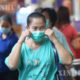 ထိုင်းနိုင်ငံ ဘန်ကောက်မြို့၌ နှာခေါင်းစည်း တပ်ဆင်နေသော အမျိုးသမီးတစ်ဦးအား ဧပြီ ၈ ရက်က တွေ့ရစဉ်(ဆင်ဟွာ)