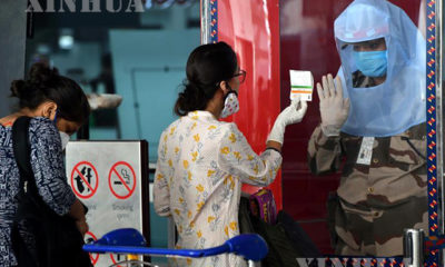 ၂၀၂၀ပြည့်နှစ် မေ ၂၅ ရက်တွင် အိန္ဒိယနိုင်ငံ၊ နယူးဒေလီ မြို့ Indira Gandhi အပြည်ပြည်ဆိုင်ရာ လေဆိပ်၌ လုံခြုံရေးဝန်ထမ်းတစ်ဦး တာဝန်ထမ်းဆောင်စဉ် (ဆင်ဟွာ)