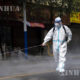 တရုတ်နိုင်ငံ အနောက်တောင်ပိုင်း ယူနန်ပြည်နယ် ရွှေလီမြို့ရှိ လမ်းမတစ်ခုတွင် ပိုးသတ်ဆေးဖြန်းနေသူတစ်ဦးအား ဧပြီ ၇ ရက်က တွေ့ရစဉ်(ဆင်ဟွာ)