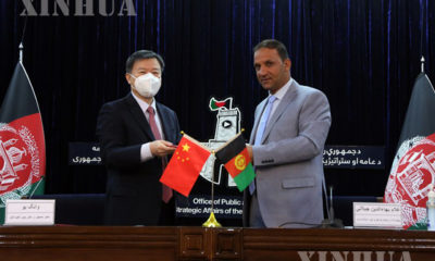 အာဖဂန်နစ္စတန်နိုင်ငံ ကဘူးလ်မြို့၌ အရေးပေါ်အစားအစာအကူအညီများ လွှဲပြောင်းပေးအပ်ပွဲ အခမ်းအနားတွင် သံအမတ်ကြီး Wang Yu နှင့် ဝန်ကြီး Ghulam Bahaudin Jailani တို့က သဘောတူညီချက်အပြန်အလှန်လွှဲပြောင်းလက်ခံစဉ် (ဆင်ဟွာ)