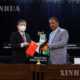 အာဖဂန်နစ္စတန်နိုင်ငံ ကဘူးလ်မြို့၌ အရေးပေါ်အစားအစာအကူအညီများ လွှဲပြောင်းပေးအပ်ပွဲ အခမ်းအနားတွင် သံအမတ်ကြီး Wang Yu နှင့် ဝန်ကြီး Ghulam Bahaudin Jailani တို့က သဘောတူညီချက်အပြန်အလှန်လွှဲပြောင်းလက်ခံစဉ် (ဆင်ဟွာ)