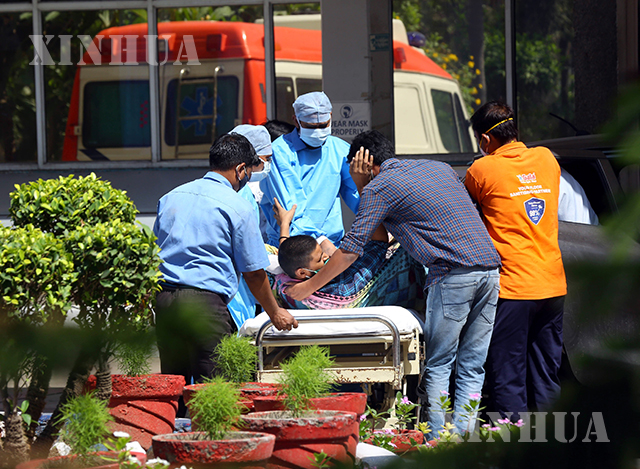 ကိုဗစ်လူနာအား အိန္ဒိယနိုင်ငံ နယူးဒေလီမြို့ရှိ ဆေးရုံတစ်ခုသို့ ပို့ဆောင်ပေးနေ ဧပြီ ၂၄ ရက်က တွေ့ရစဉ်(ဆင်ဟွာ)