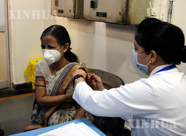 အိန္ဒိယနိုင်ငံ နယူးဒေလီမြို့ရှိ အစိုးရဆေးရုံတစ်ရုံတွင် COVID-19 ကာကွယ်ဆေးထိုးနှံမှု ခံယူနေသည့် အမျိုးသမီးတစ်ဦးကို တွေ့ရစဉ် (ဆင်ဟွာ)