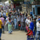အိန္ဒိယနိုင်ငံ မွန်ဘိုင်းတွင် ဧပြီ ၂၆ ရက်၌ လူများနှာခေါင်းစည်းတပ်၍ ကာကွယ်ဆေးထိုးနှံရန် စောင့်ဆိုင်းနေကြစဉ်(ဆင်ဟွာ)