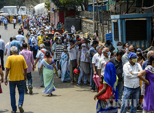 အိန္ဒိယနိုင်ငံ မွန်ဘိုင်းတွင် ဧပြီ ၂၆ ရက်၌ လူများနှာခေါင်းစည်းတပ်၍ ကာကွယ်ဆေးထိုးနှံရန် စောင့်ဆိုင်းနေကြစဉ်(ဆင်ဟွာ)