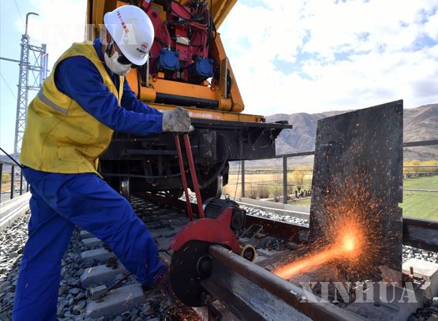 တရုတ်နိုင်ငံ စီချွမ်း-တိဗက် ရထားလမ်း၏ လားဆ-လျင်ကျီး လမ်းအပိုင်းတွင် China Railwayကုမ္ပဏီမှ ဝန်ထမ်းတစ်ဦးက ရထားသံလမ်းဂဟေဆက်နေသည်ကို ၂၀၂၀ ပြည့်နှစ် ဧပြီ ၁၆ ရက်က တွေ့ရစဉ်(ဆင်ဟွာ)