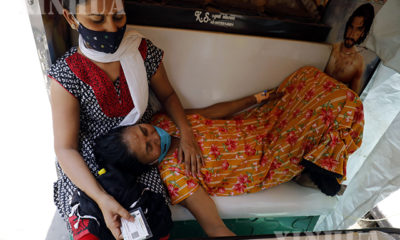 အိန္ဒိယနိုင်ငံ Ahmedabad မြို့ ရှိ ဆေးရုံတစ်ရုံ၌ ဧပြီ ၂၆ ရက်တွင် COVID-19 ရောဂါ ကူးစက်ခံထားရသူတစ်ဦး ဆေးကုသမှုခံယူရန် သုံးဘီးကားပေါ်၌ စောင့်ဆိုင်းနေစဉ်(ဆင်ဟွာ)
