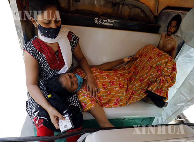 အိန္ဒိယနိုင်ငံ Ahmedabad မြို့ ရှိ ဆေးရုံတစ်ရုံ၌ ဧပြီ ၂၆ ရက်တွင် COVID-19 ရောဂါ ကူးစက်ခံထားရသူတစ်ဦး ဆေးကုသမှုခံယူရန် သုံးဘီးကားပေါ်၌ စောင့်ဆိုင်းနေစဉ်(ဆင်ဟွာ)