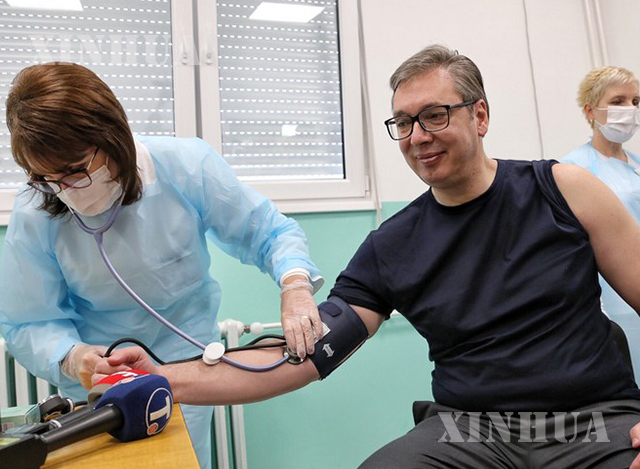 ဆားဗီးယားနိုင်ငံ သမ္မတ Aleksandar Vucic က ဒုတိယအကြိမ် ကာကွယ်ဆေး မထိုးနှံမီ သွေးပေါင်ချိန် တိုင်းတာစစ်ဆေးမှု ခံယူနေစဉ်(ဆင်ဟွာ)