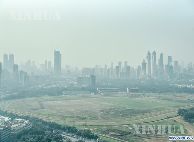 အိန္ဒိယနိုင်ငံ၊ မွန်ဘိုင်းမြို့ရှိ မီးခိုးဖုံးလွှမ်းနေသော အဆောက်အအုံများအား ၂၀၁၈ခုနှစ်၊ ဒီဇင်ဘာ ၁၄ ရက်က တွေ့ရစဉ် (ဓာတ်ပုံ-- Xinhua/Stringer)