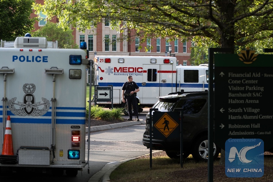 အမေရိကန်နိုင်ငံ မြောက်ကယ်ရိုလိုင်းနားပြည်နယ် North Carolina Charlotte တက္ကသိုလ်ပုရဝဏ်တွင် ၂၀၁၉ ခုနှစ် ဧပြီ ၃၀ ရက်က ပစ်ခတ်မှုတစ်ခုဖြစ်ပွားပြီးနောက် ရဲတပ်ဖွဲ့က လုံခြုံရေးဆောင်ရွက်နေစဉ်(အေဖက်ပီ)