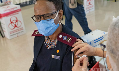 တောင်အာဖရိကနိုင်ငံ၌ ကျန်းမာရေးဝန်ထမ်းတစ်ဦးက COVID-19 ကာကွယ်ဆေး ထိုးနှံမှု ခံယူနေသည်ကို တွေ့ရစဉ်(ဆင်ဟွာ)