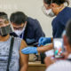 ဖိလစ်ပိုင်နိုင်ငံမနီလာမြို့ရှိ ကာကွယ်ဆေးထိုးနှံရေး နေရာတစ်ခု၌ ဧပြီ ၄ ရက်က တရုတ်နိုင်ငံ Sinovac Biotech ကုမ္ပဏီမှ ထုတ်လုပ်သော CoronaVac ကိုဗစ်ကာကွယ်ဆေး ထိုးနှံပေးနေစဉ်(ဆင်ဟွာ)